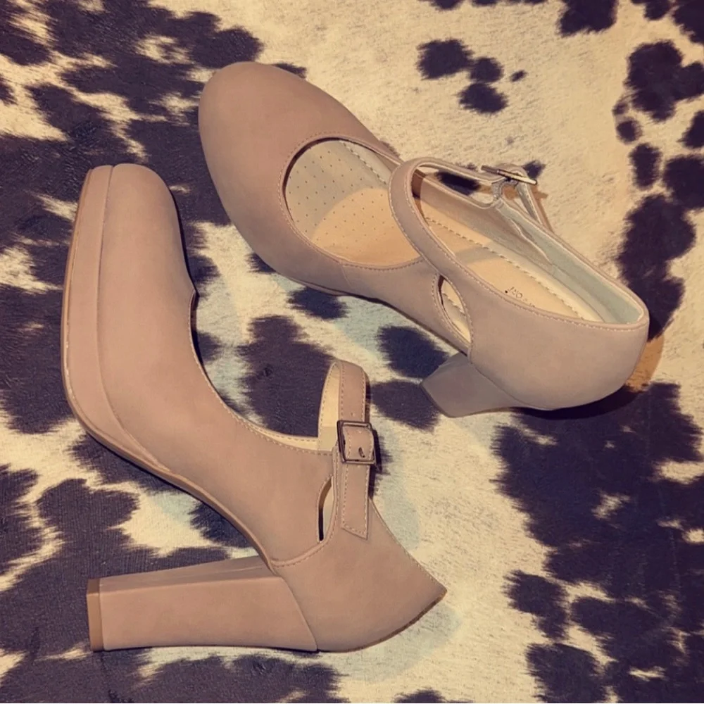 Heels - Picture 3 of 3